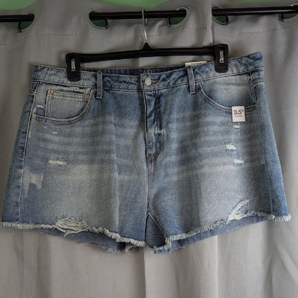 Time and Tru Blue Jean Shorts withβ Frayed Hem and Distressed Look - Picture 1 of 6